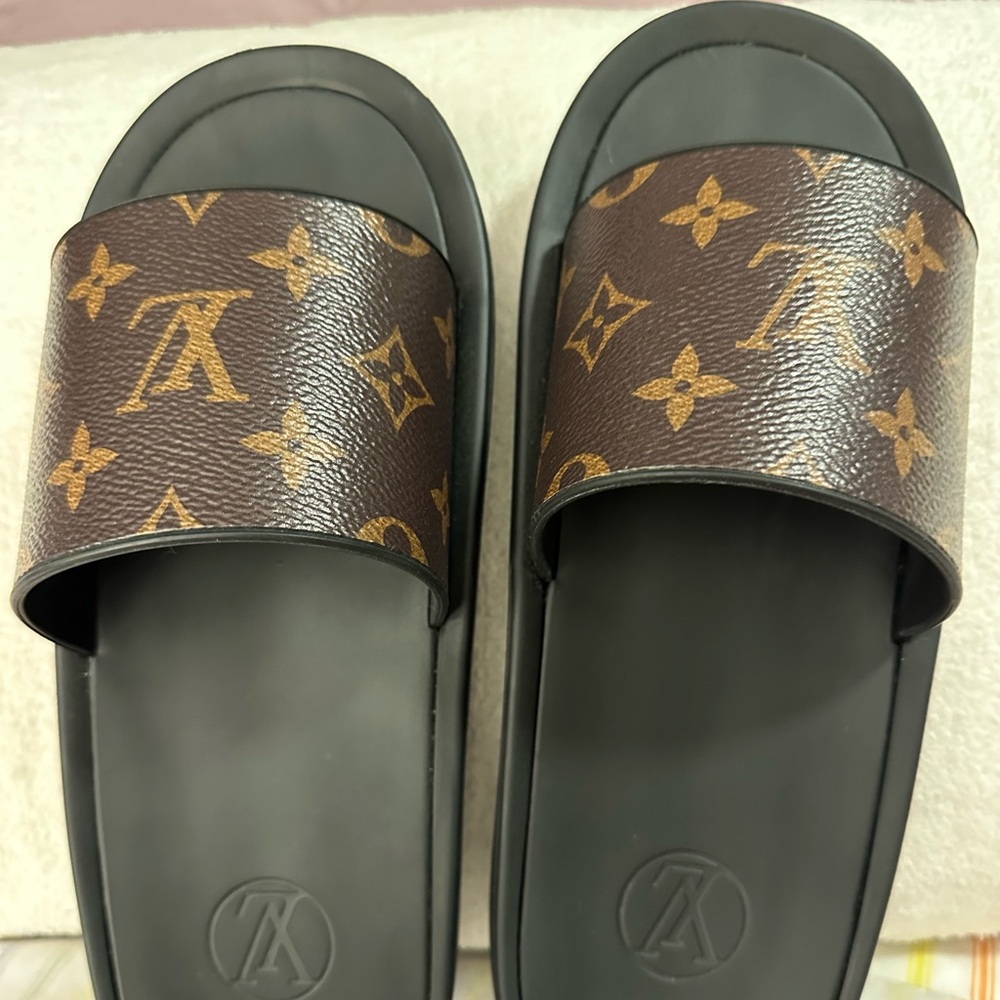 Louis Vuitton Sunbath Flat Mule size 40 like new. Only worn maybe 10 times.